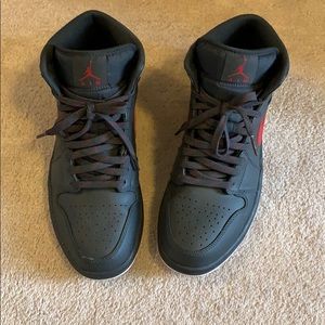 Jordan 1 mid siren red